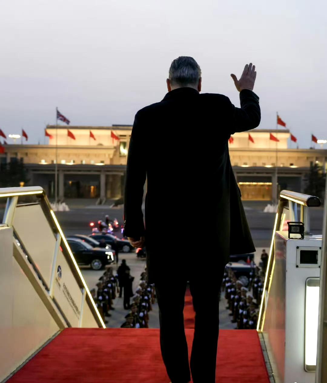 英国首相斯塔默抵达北京首都机场专机楼的照片，
类似于法新社拍摄的法国总统马克龙抵