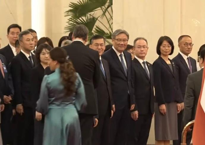 塞尔维亚第一夫人参加欢迎仪式，新发型太精致好看了！

5月25日，武契奇和夫人参
