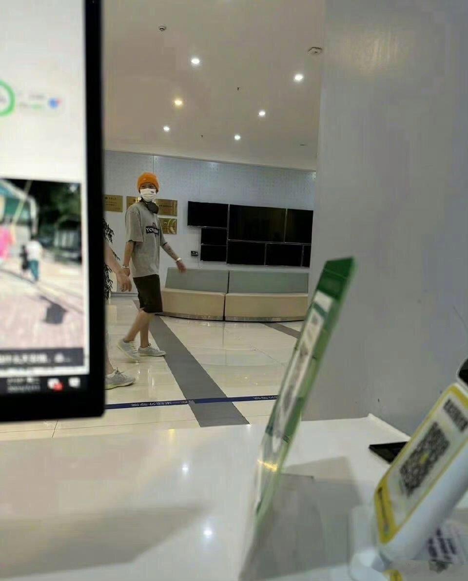 #鹿晗现身医院做康复治疗#鹿晗的舞台还是挺不错的，还是多注意休息呀 ​​​