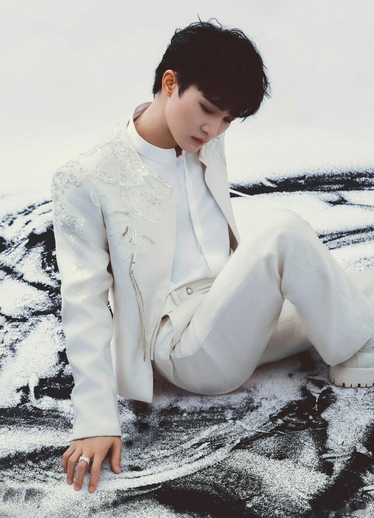 周深24小时搞定6个环节周深一天当三天用24小时连轴转完成多项工作，全程状态在线