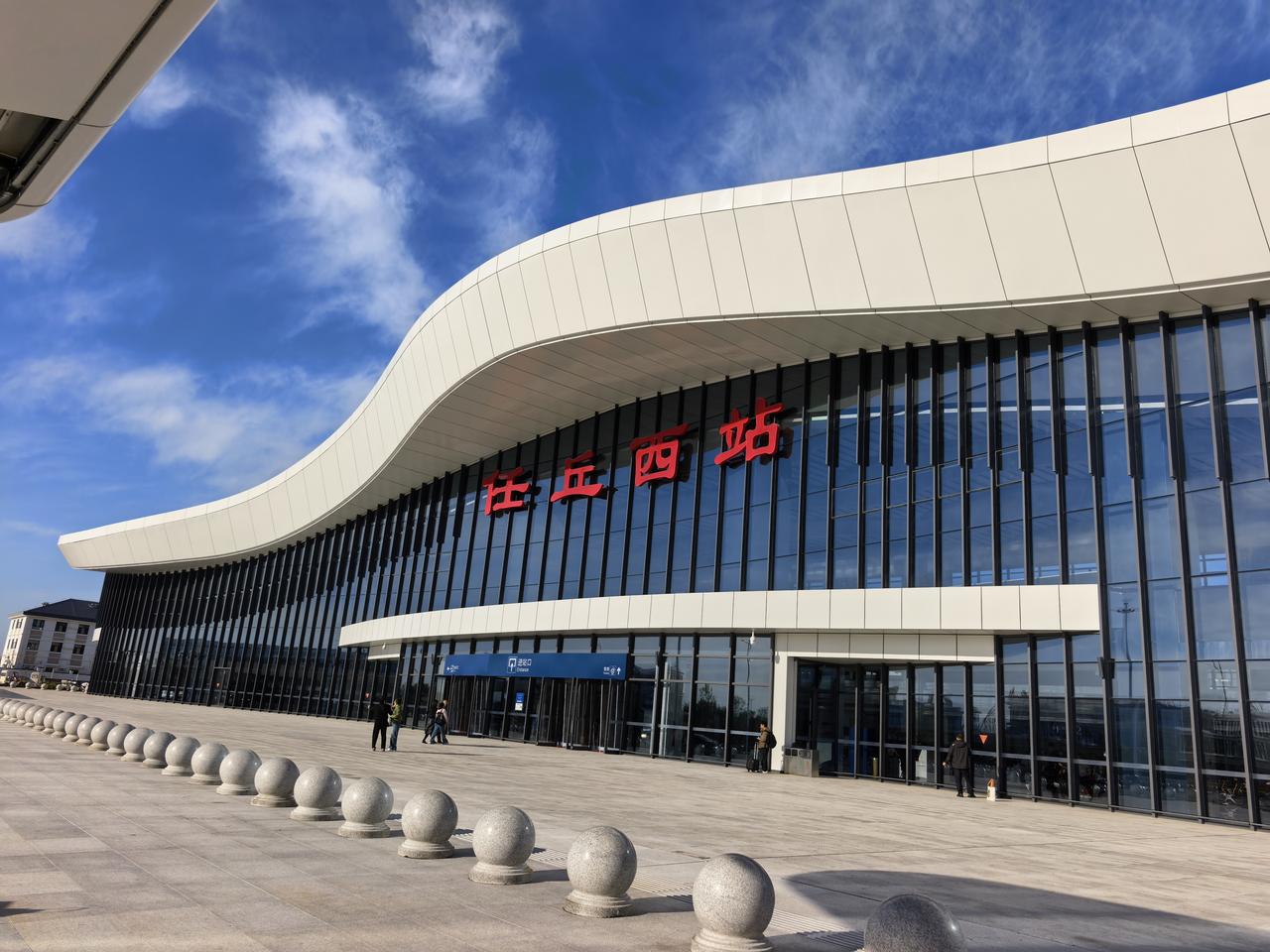 任丘西站，乘客不少