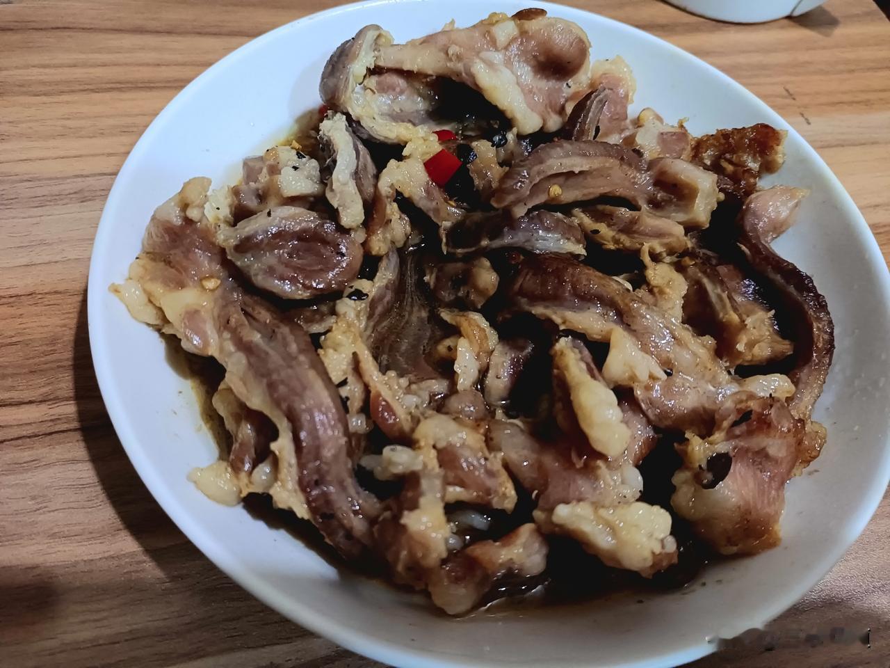 出差，住公寓，同事做了一份焖猪肚，喝酒小酌，太油了点，不过还是挺脆的。