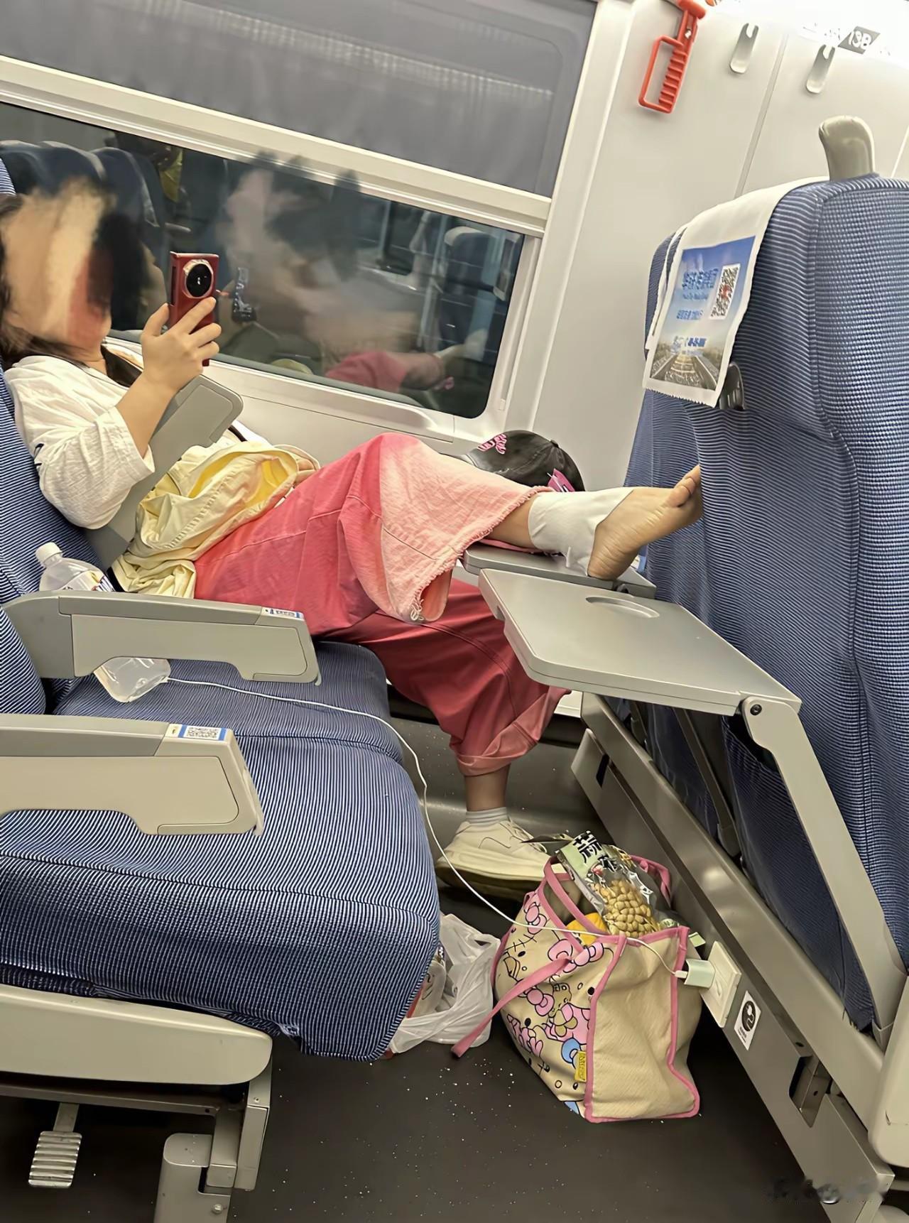 火车上女人脱鞋行为太不合适了。
之前我朋友坐火车，对面女子把脚放她座位旁，提醒还