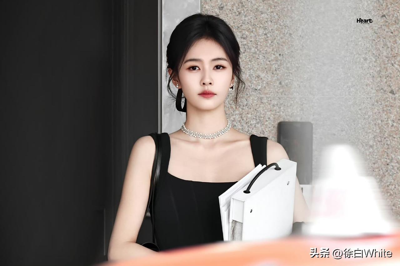 8月24日，白鹿新剧路透，小黑裙配细高跟，状态满分，直到白鹿离开欢娱后，于正直接