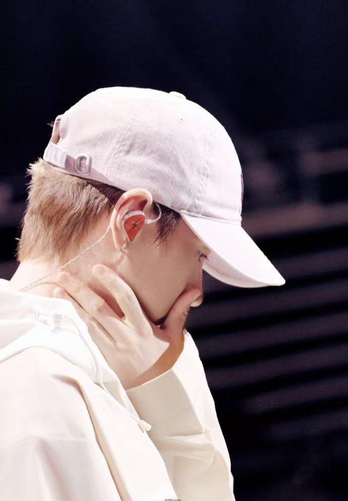 汪苏泷这网速简直“5G”级别！被调侃嘴瓢，马上播音腔展示实力。就这口条，唱歌动人