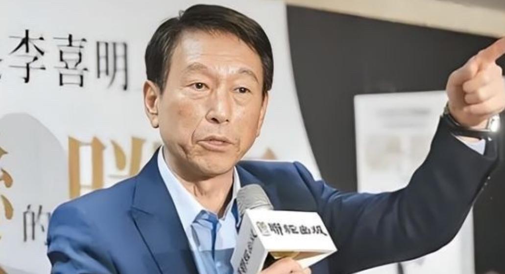 岛内彻底炸锅了！台湾前参谋总长李喜明，终于说出了没人敢讲的大实话。
 
他说，解