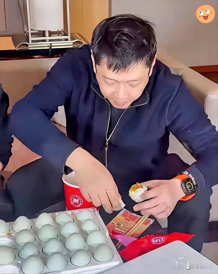 🔥国乒教练邱贻可啃咸鸭蛋引热议！
网友瞎操心：别惹无妄之灾

     国乒教