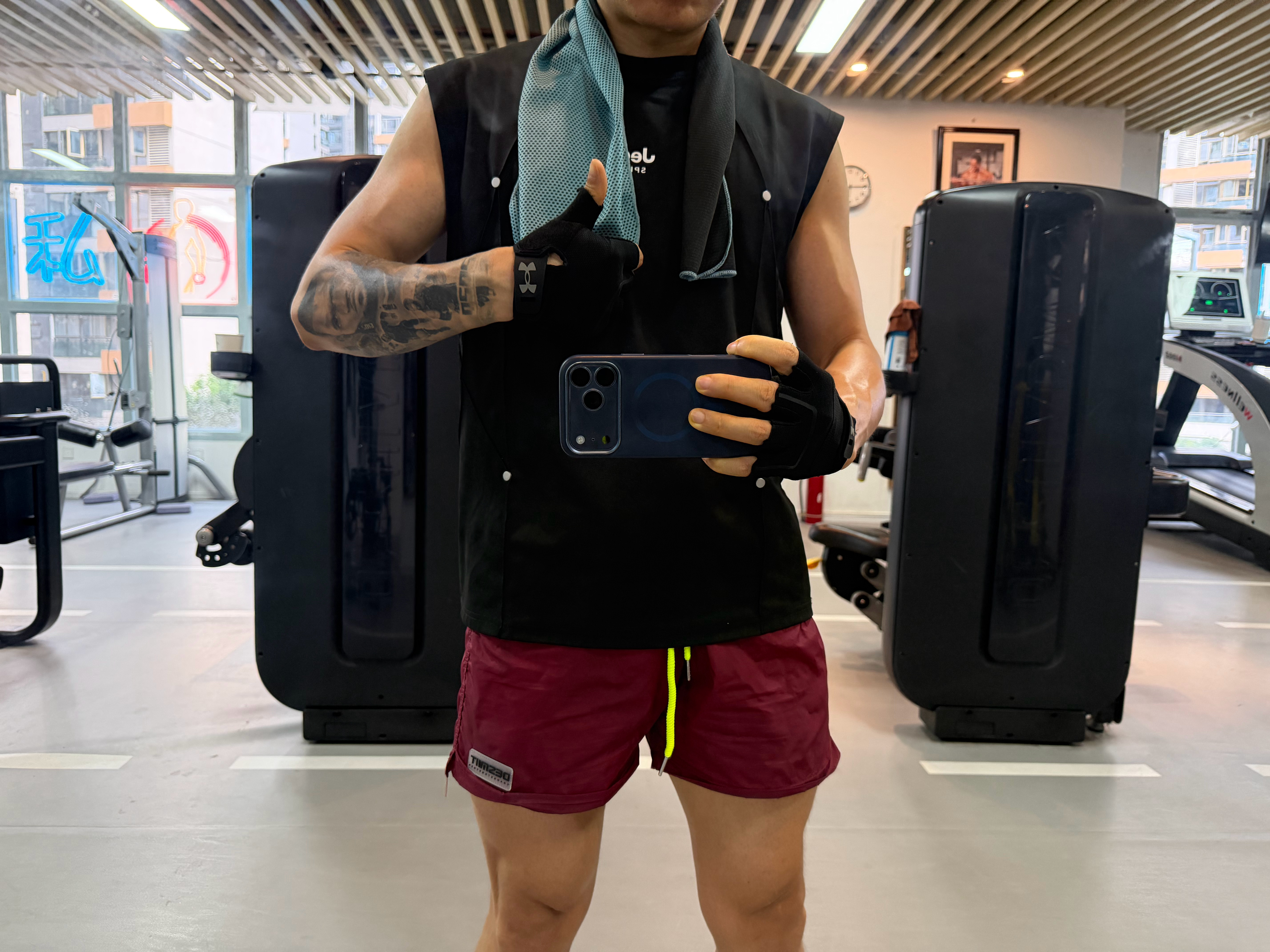 放纵了两天，来还债了。今天练后的快碳是一勺蛋白粉＋430克西瓜。西瓜适合当练后快