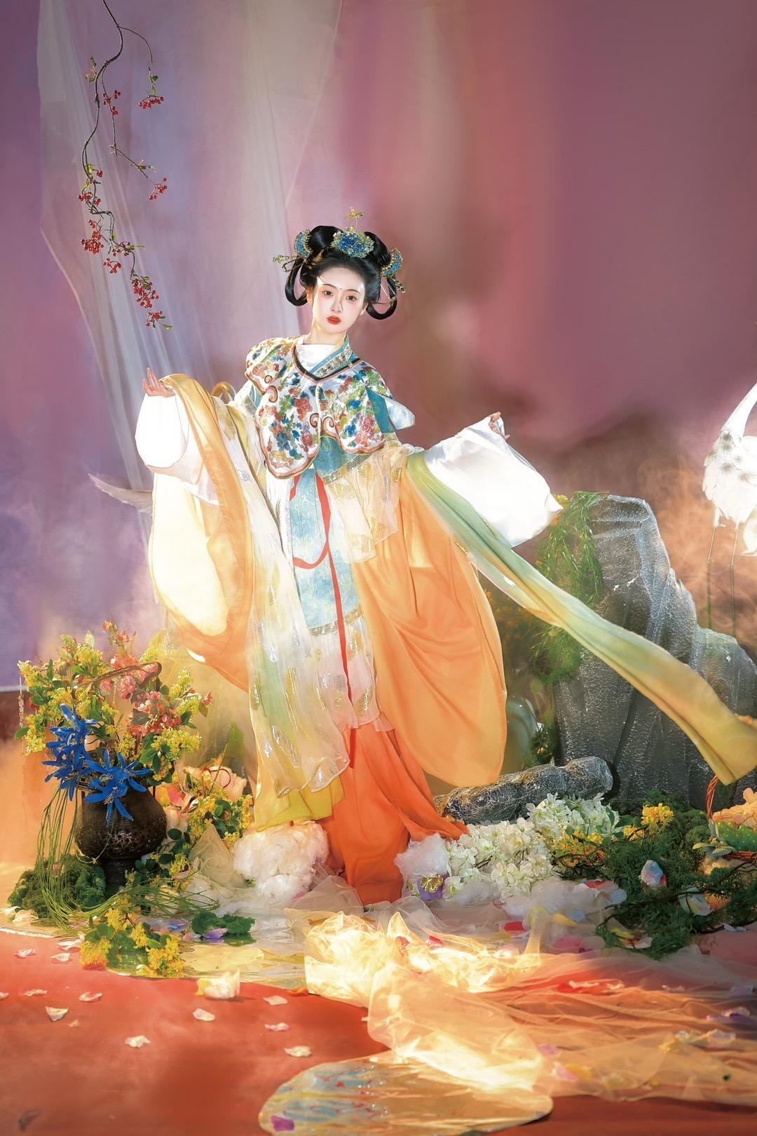 遥见仙人彩云里。摄/后：我