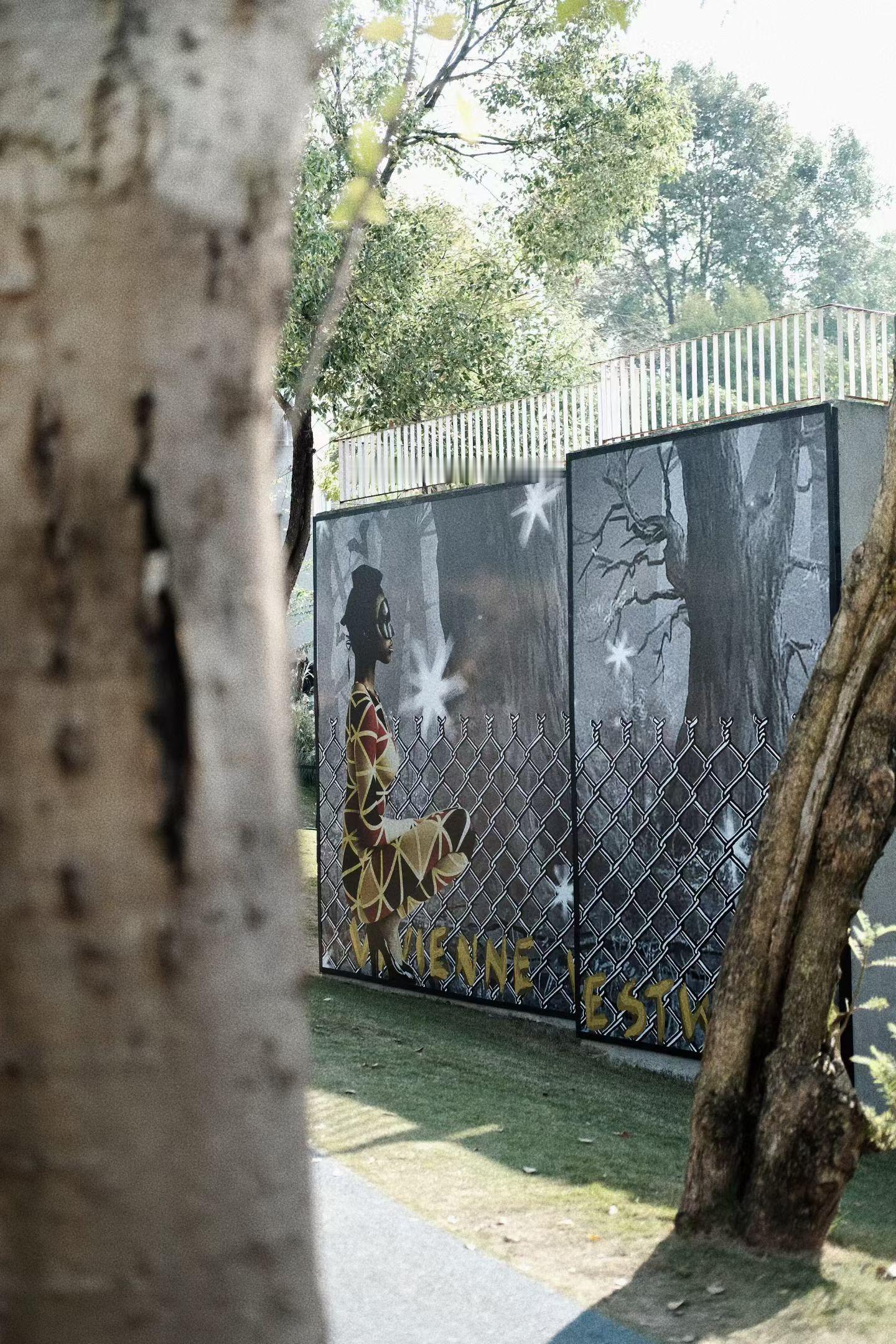 Vivienne Westwood《她和她的珠宝展》启程亚洲第二站。在自然与水岸