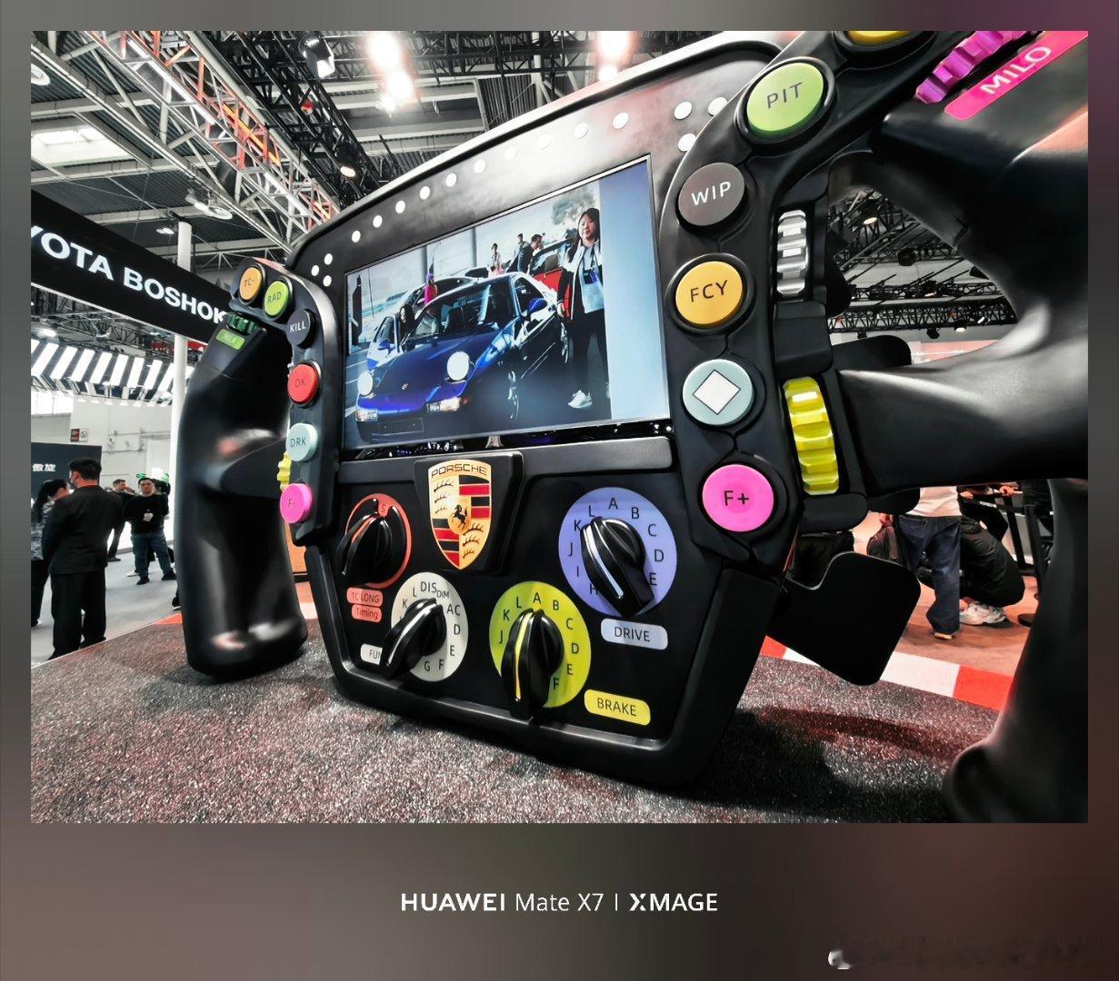 来看纯电保时捷卡宴了，目前国内只引进了Turbo车型，售价111.8万起售，标配