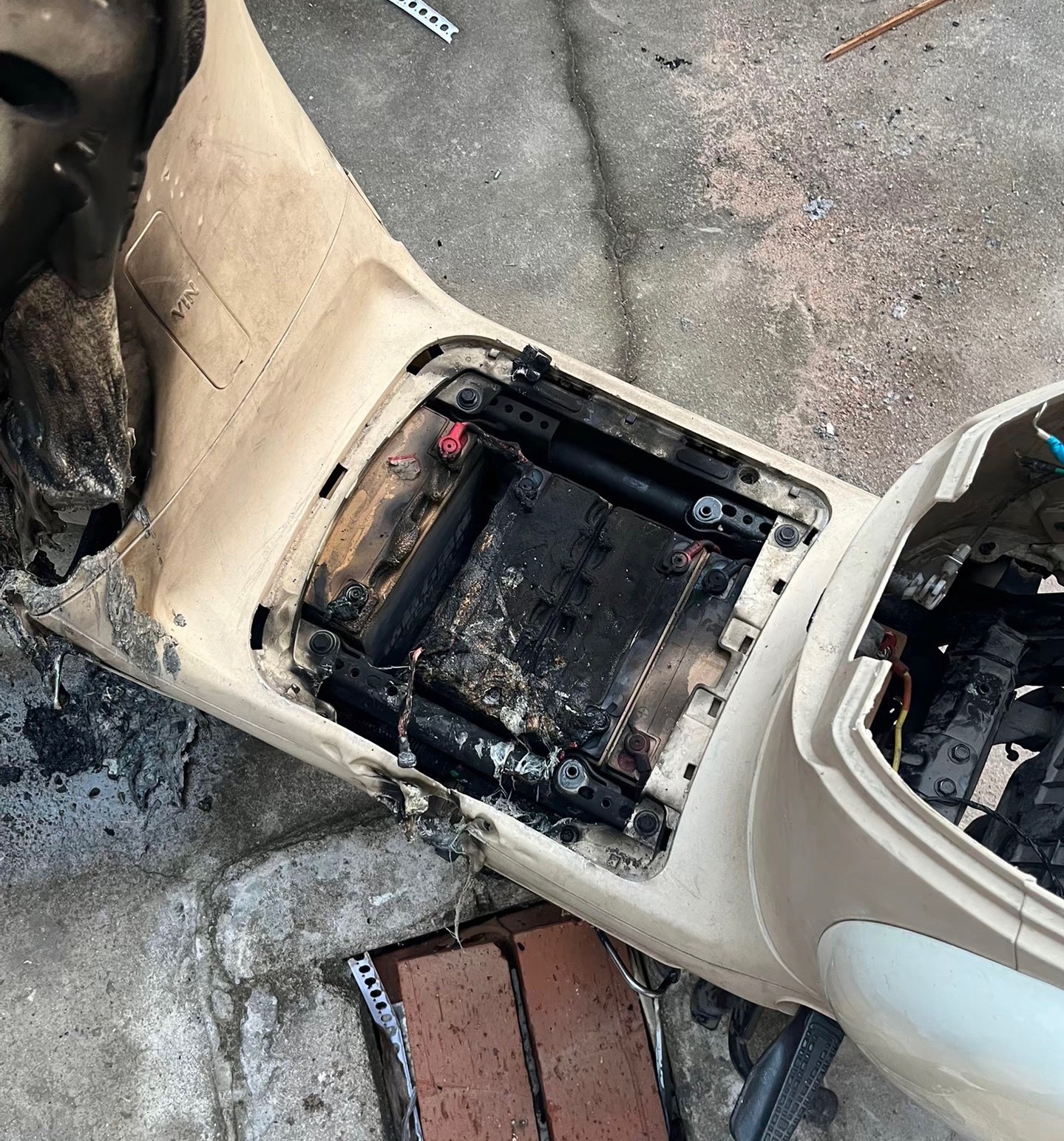 【玉林一电动车停放家门口发生起火】近日，玉林的某村里面一辆两轮电动车停放在家门口