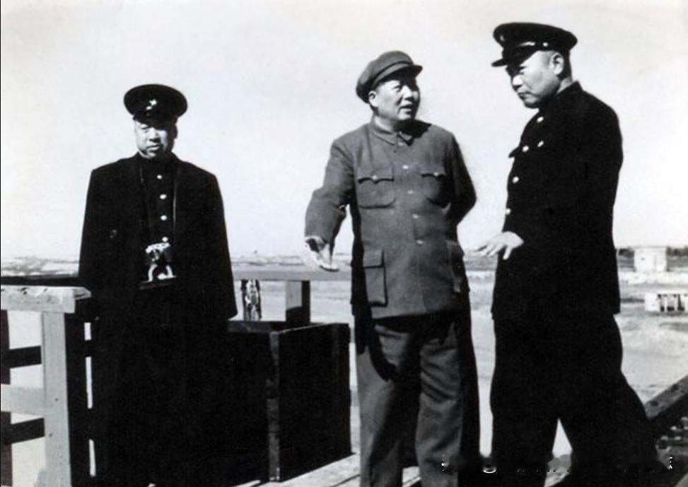 1952年10月，时任铁道部部长滕代远陪同毛主席视察黄河大桥