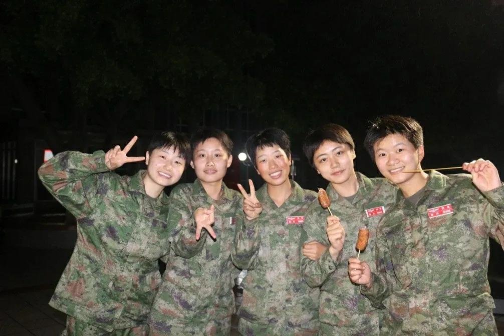 站如松，坐如钟，行如风
军姿、跨立、齐步
身姿挺拔，眼神坚毅
锤炼的是作风形象
