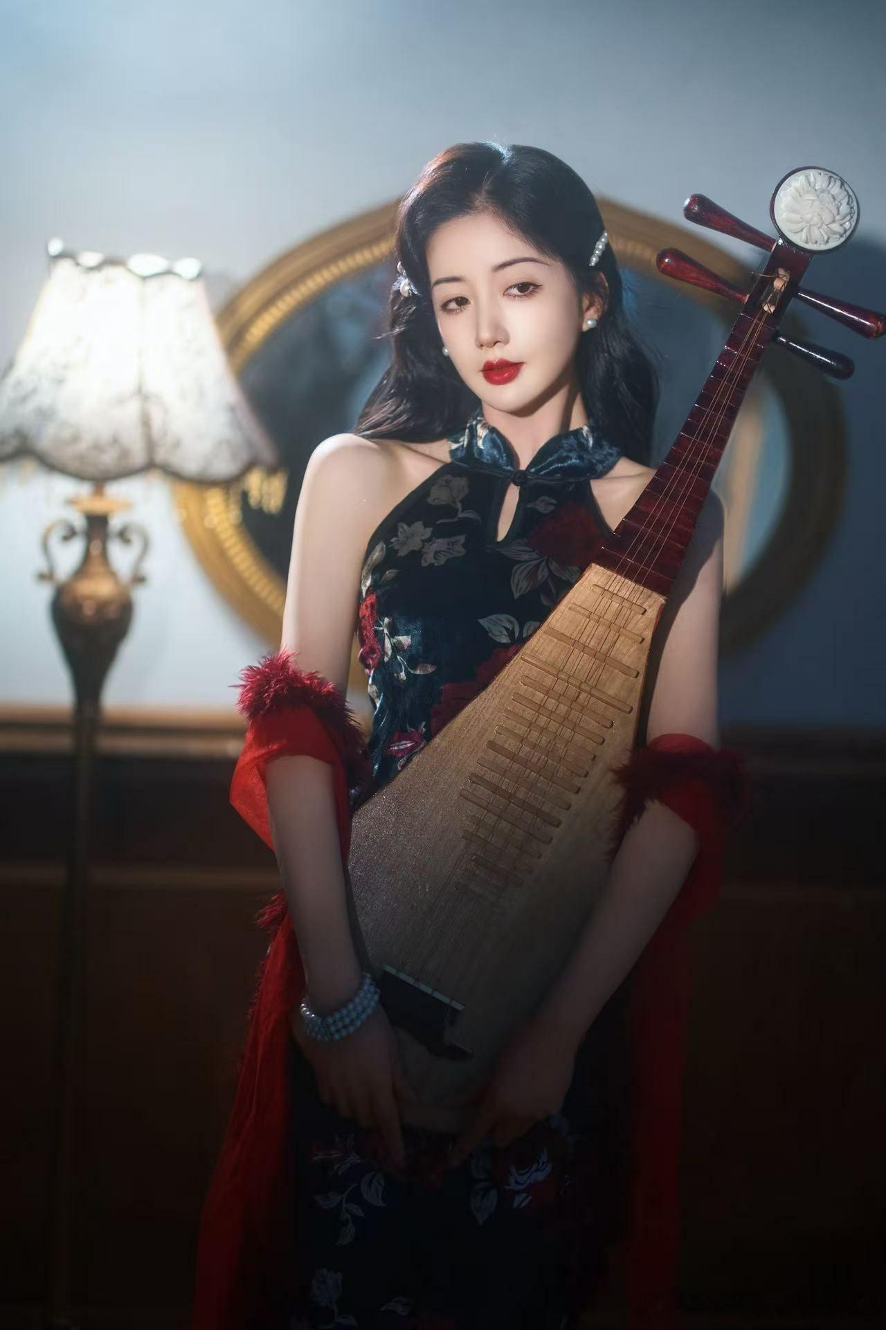 卷浪弦音碰撞东方韵 陈欣予发布旗袍写真掀新中式风潮 