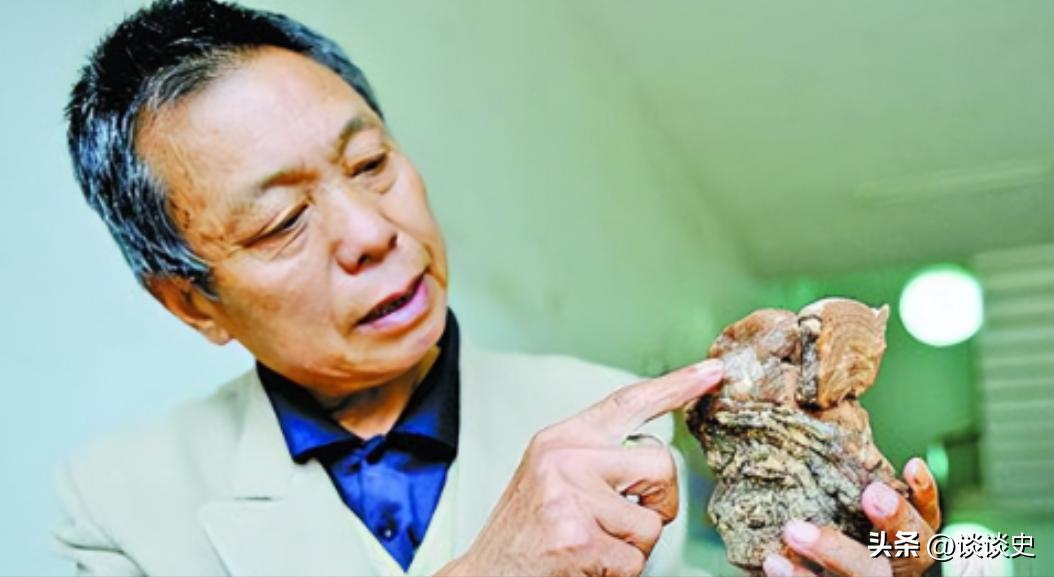 2008年，湖南湘潭一挖掘机师傅在修路时挖出一具烂棺材，走近一看，棺内白骨上竟长