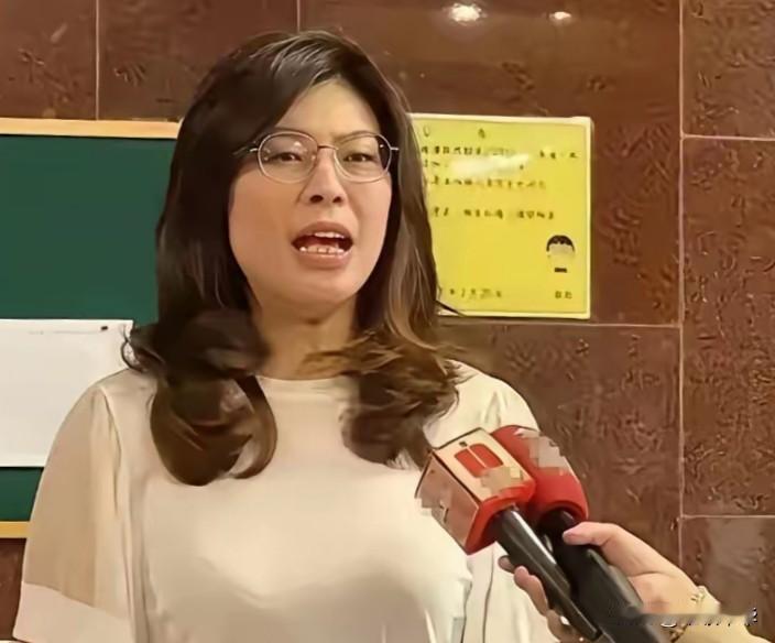 “狐狸尾巴还是露出来了”，口口声声说自己是中国人，而在国民党主席辩论会上却脱口而