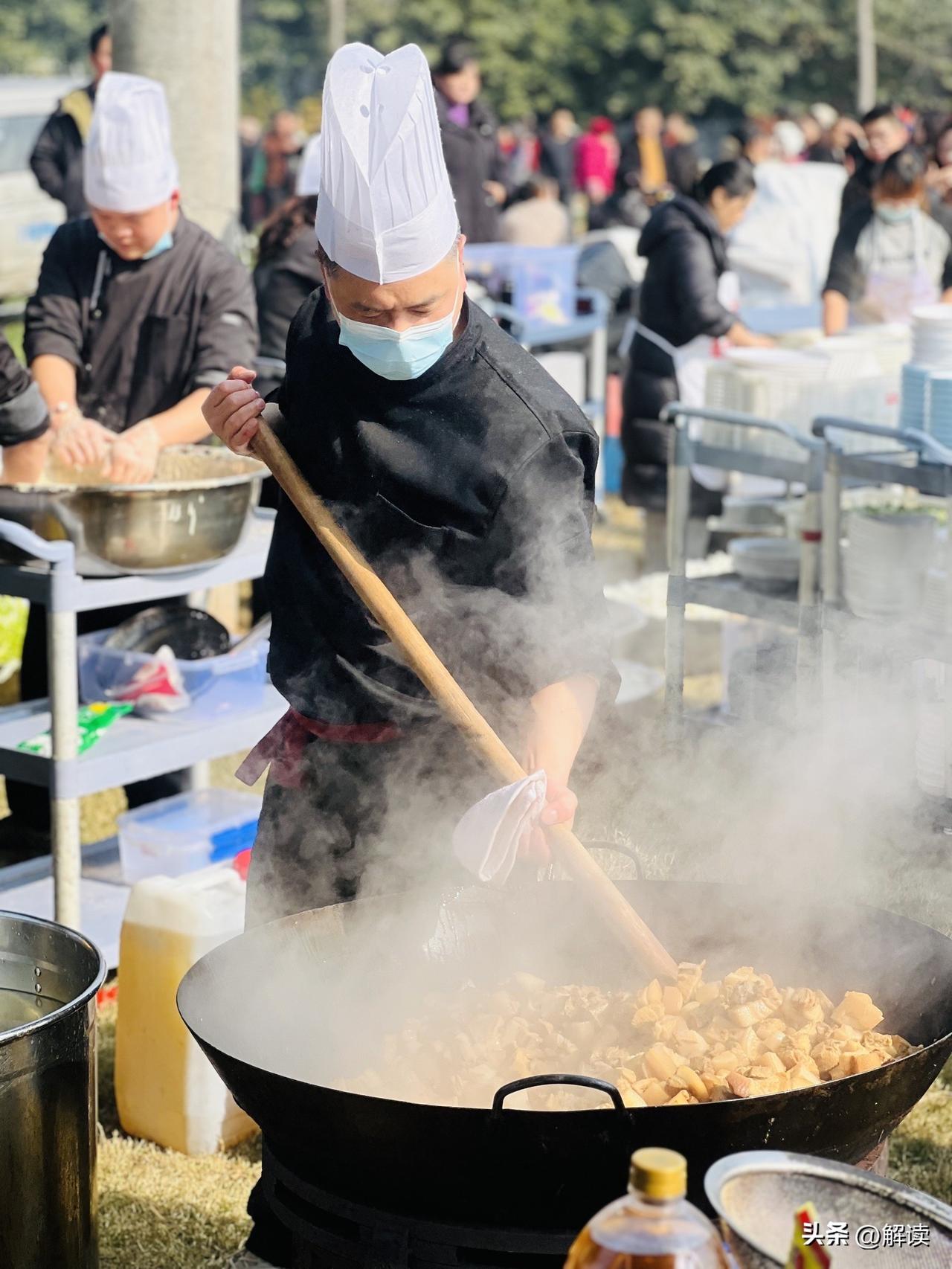 重庆合川“按年猪”成爆点，是质朴求助引发情感共振、官方高效服务承接流量、传统民俗