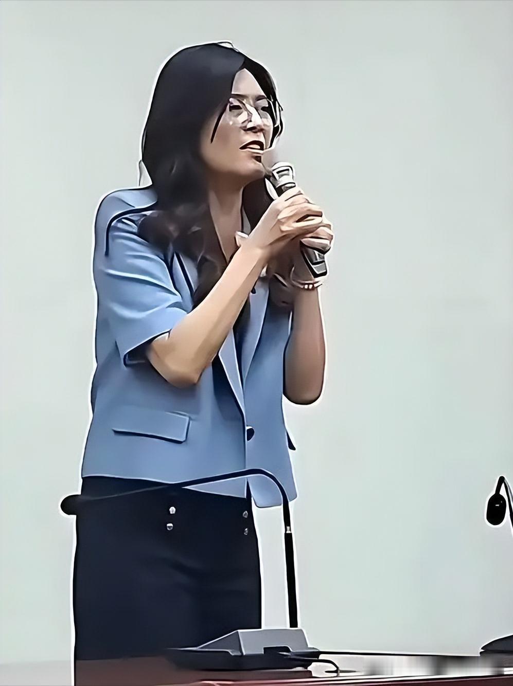 郑丽文太让人吃惊了！

在参观访问清华附中的时候，她一激动，直接半开玩笑地说要把