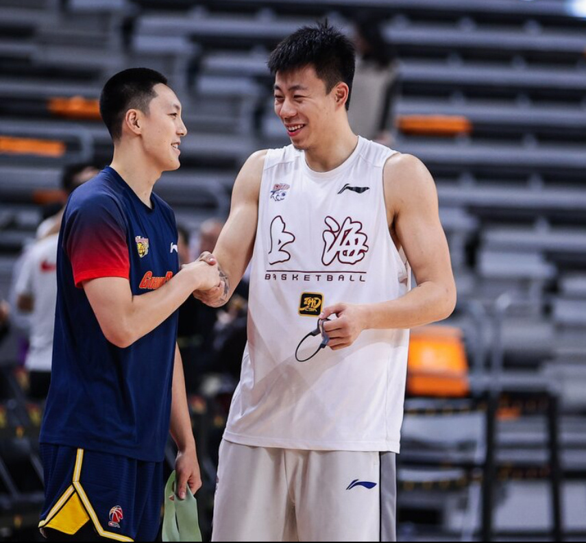 胡明轩广东男篮vs上海男篮 今晚广东、上海强强对话，胡明轩、张镇麟赛前互动 