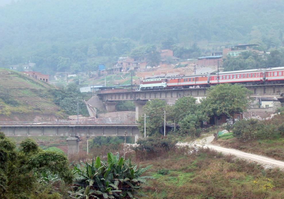 2010年，重庆北到达州的K9424次列车经过井口站与808线路所区间，前方即将