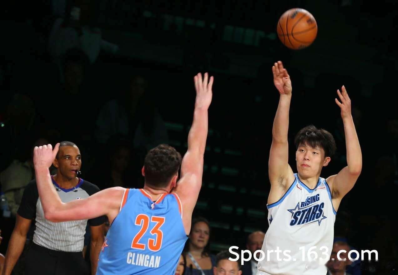 杨瀚森新秀赛第一分杨瀚森面对克林根命中三分 咋样，哥们！ 