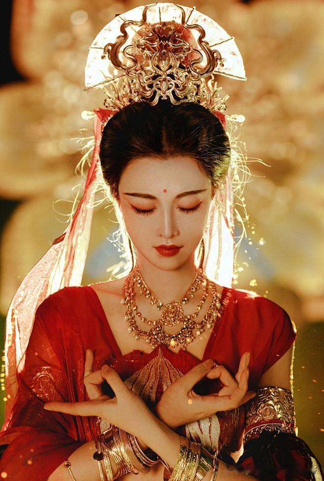 朝醉暮吟看不足，羡他蝴蝶宿深枝。