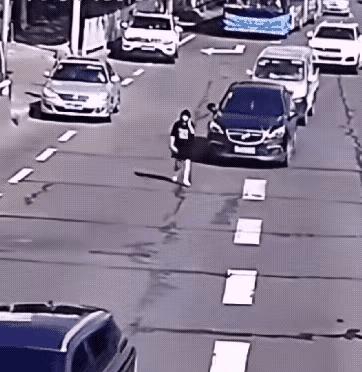 这样的女人真的没有活着的必要了。幸好排在前面的车让了她，但是，由她导致三车追尾。