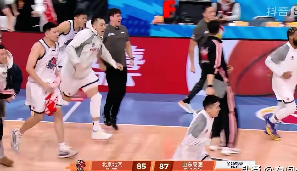 五连胜！山东高速男篮客场绝杀北京北汽男篮，谢志杰表现出色，珀赛尔投进关键球。
