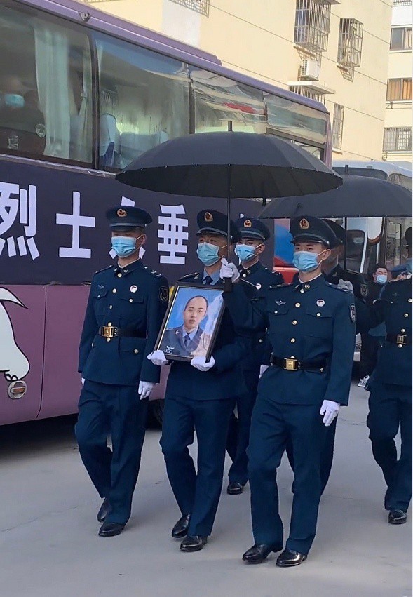 空军特级试飞员徐文，为了不使飞机伤害老百姓，错过了逃生的最佳时间，壮烈牺牲，时年