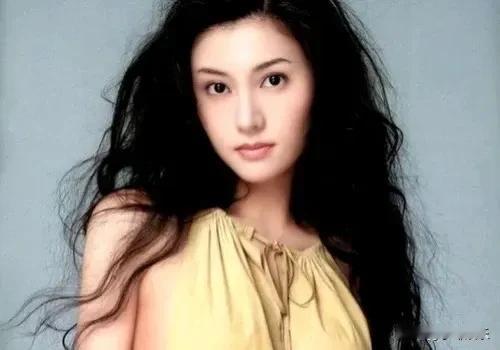 娱乐圈持靓行凶只有李嘉欣！当年她是美的倾城倾国，不可复制。她的五官精致漂亮，身材