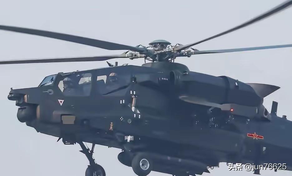 正在试飞中的直-21重型武装直升机，机腹部的副油箱清晰可见。整个机体看上去厚重感