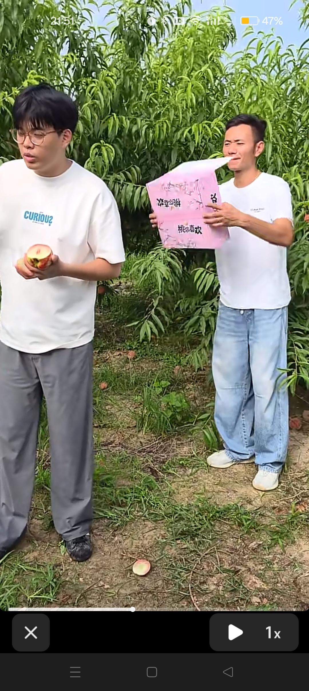 弟弟在直播卖桃子，怀远在后面为弟弟扇风。好暖心的举动啊！😍


老二一看就是一