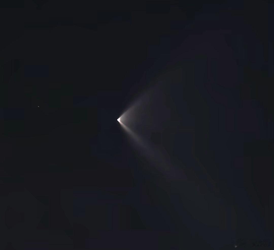 火箭云近距离邂逅中国航天带来的夜空浪漫。