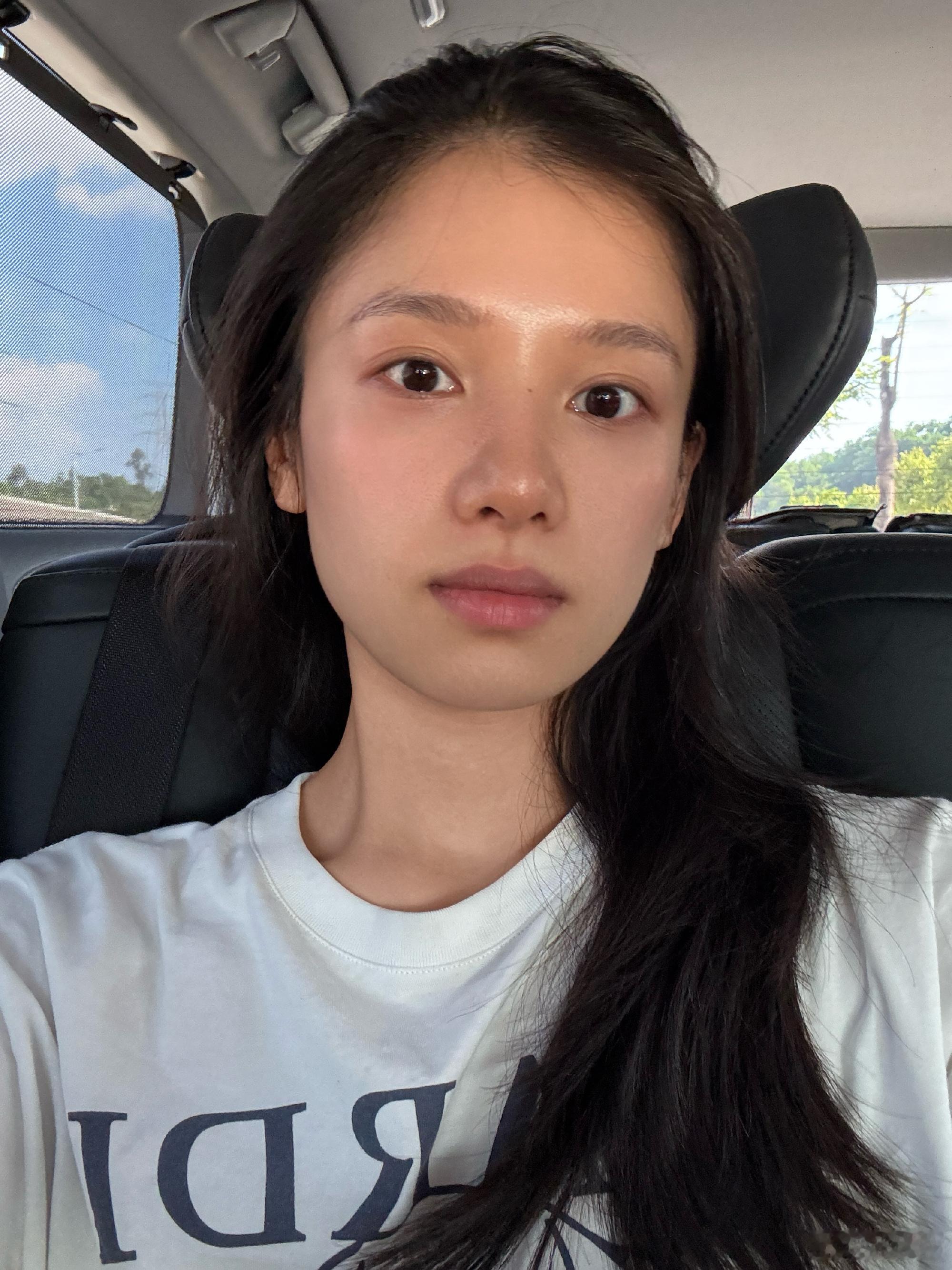 张婧仪今日更新🤳🏻女神2025年最后一天又更新自己全素颜自拍了 