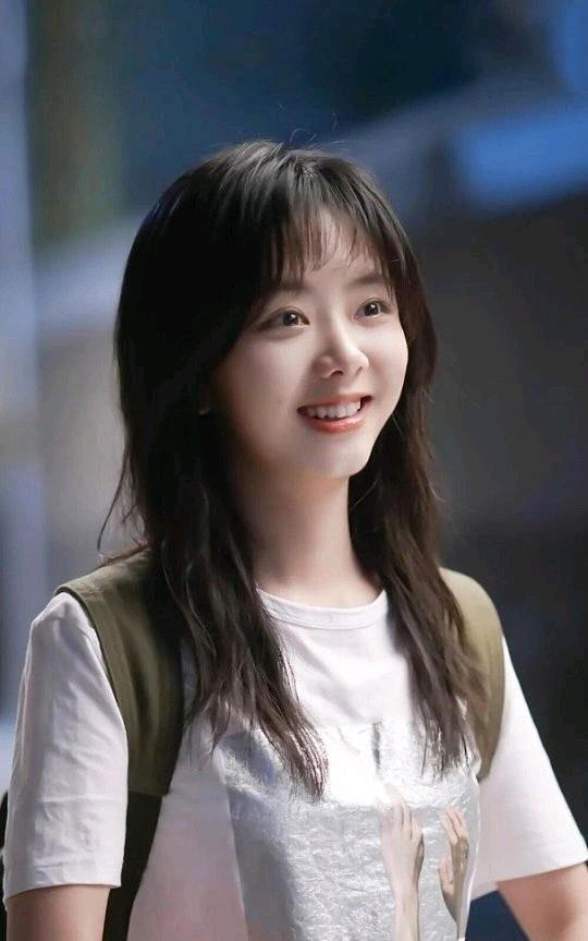 估计好多人都不知道谭松韵会唱歌。

所以看见她开小型粉丝演唱会还觉得不可思议。