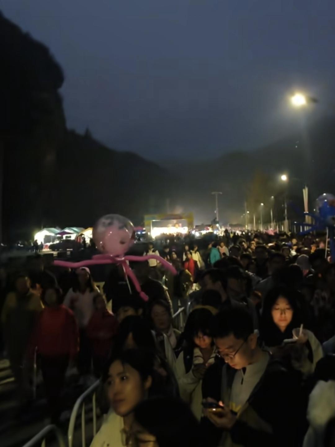 你问我答当秋雨把坡峰岭的红叶洗得更亮，也把山路变得湿滑拥挤时，你愿意为一睹漫山枫