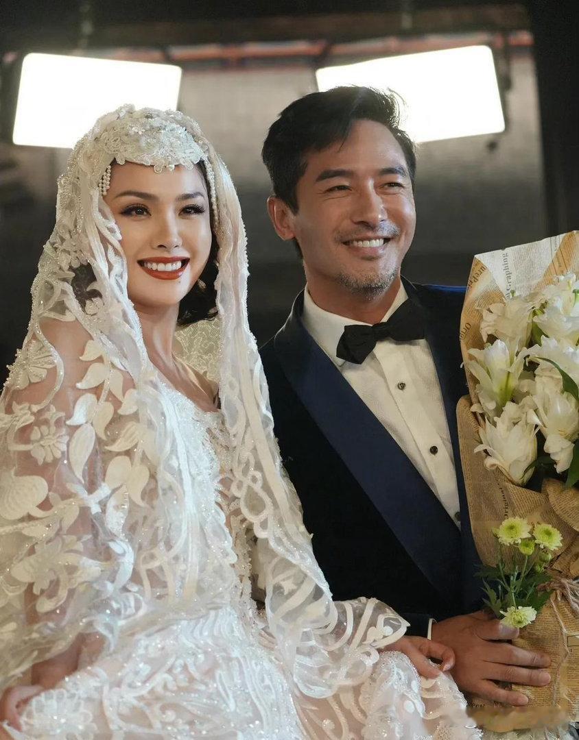 程莉莎晒出了自己16年前的婚纱照做对比，配文感慨满满：16年前在山东老家，她穿着