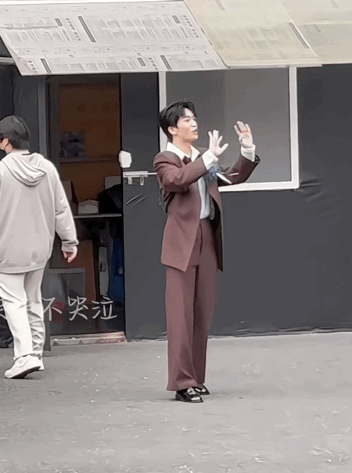 黄子弘凡喊话蟹黄堡要幸福 黄子弘凡的宠粉名场面！一句幸福二选一，直接让蟹黄堡的心