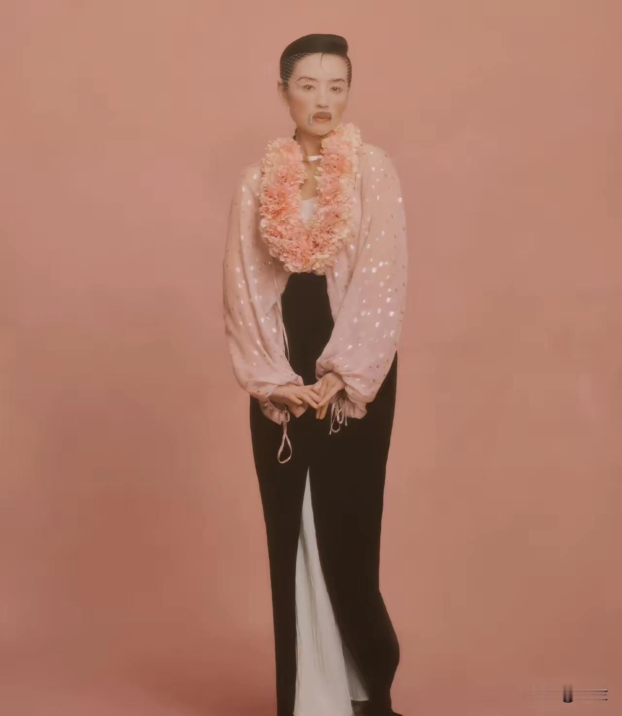董洁是不是被资本做局了？
这身妆造，只要是个人就能看出来很丑，可她还是穿着上了杂