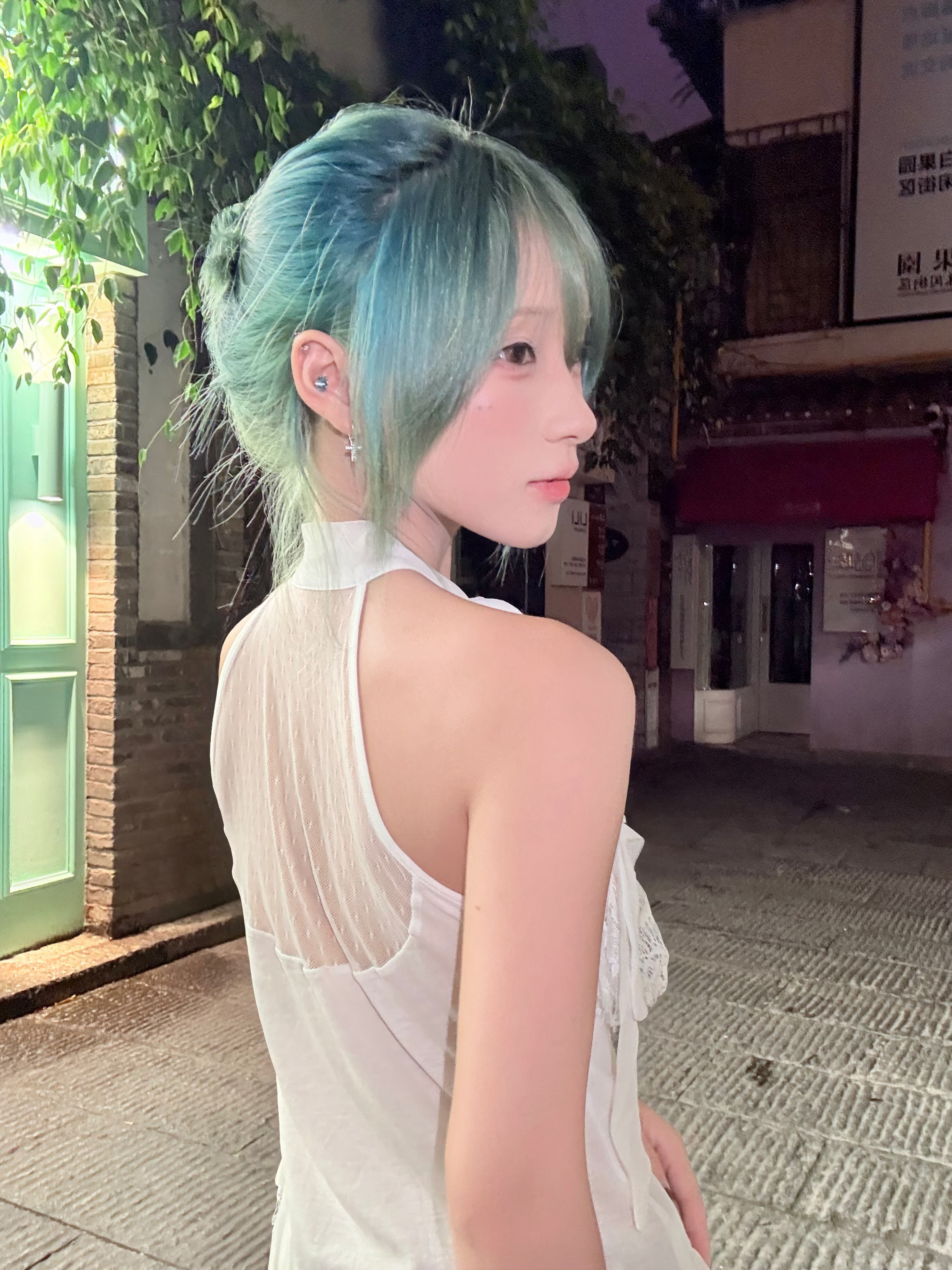 一组长沙的夜拍当时和轩轩出发去一条巷子结果因为太晚了已经全部关门了只能在一家灯光