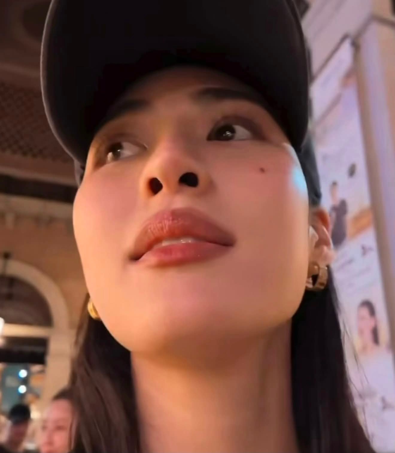 感受奥比平时坐着看玲玲的视角 