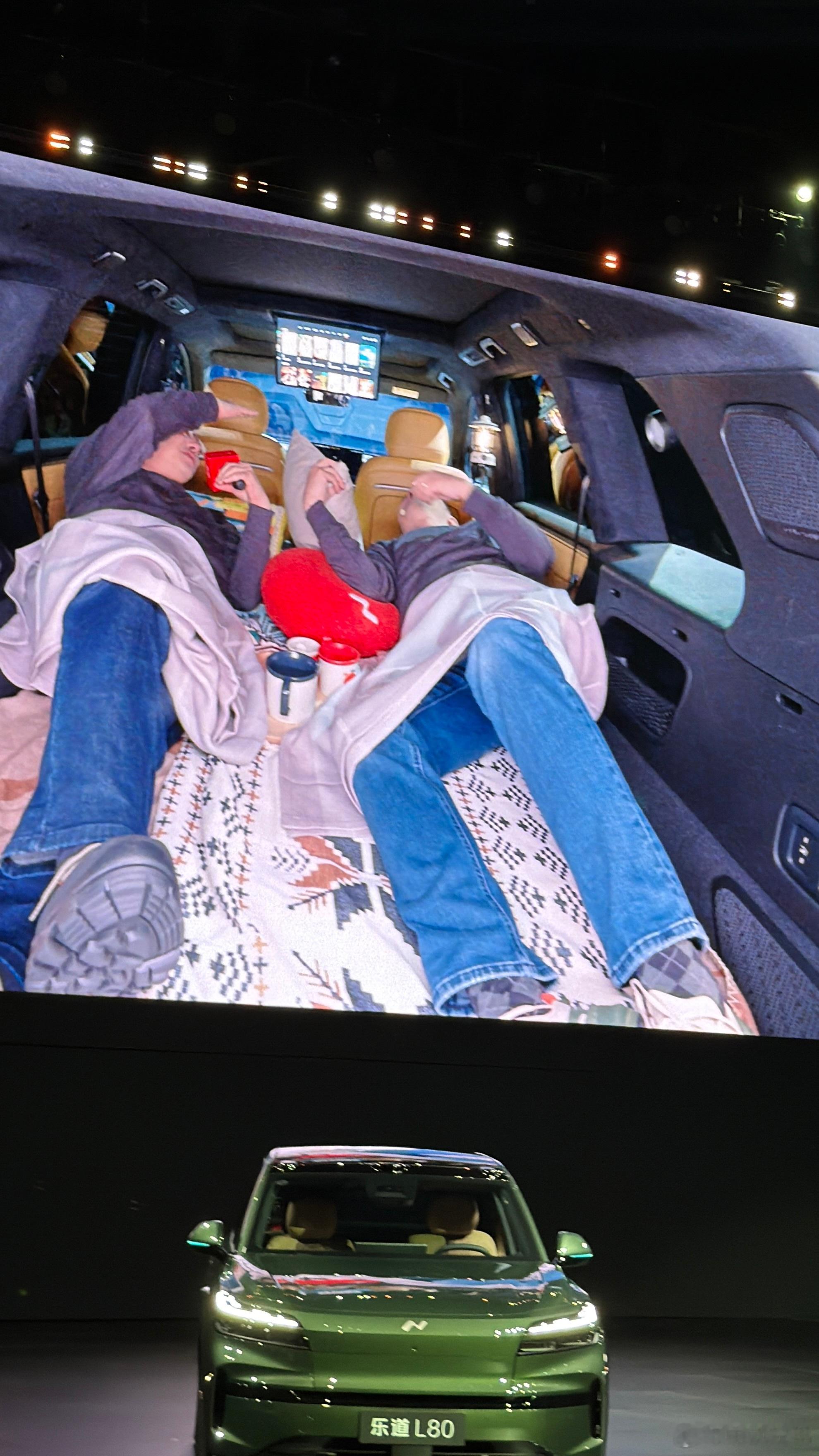 这新车发布会终于变成了这个样子CEO和总裁两个人亲自演示车内睡觉电动兄弟乐道l8