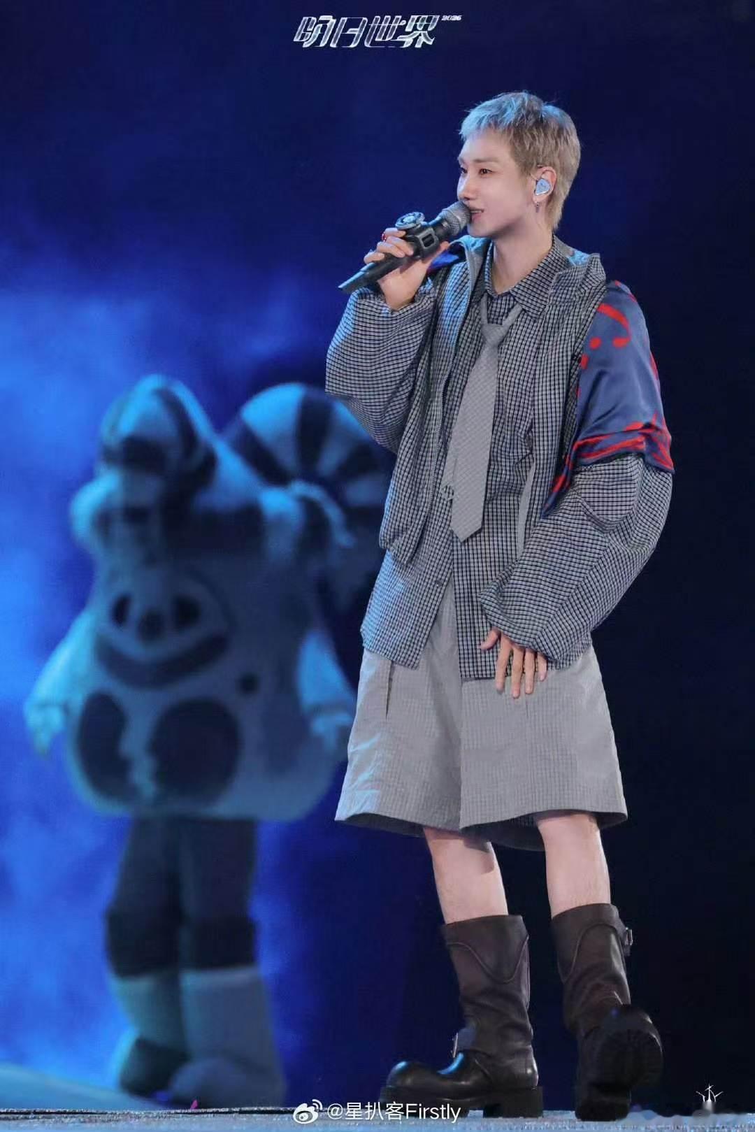 今天汪苏泷演唱会起了好大的雾汪苏泷给宝宝送点雾雾气漫过舞台每一处角落，汪苏泷在雾