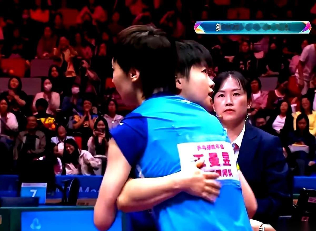 王曼昱赢了孙颖莎。
但全场最戳我的一幕，是她赢了之后，第一时间不是庆祝，而是紧紧