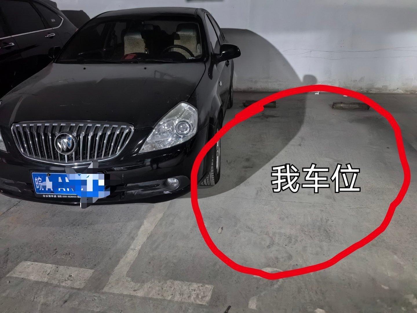 遇到这种素质差的车主这样停车该怎么办？车上连个号码都不放，停的还是无主车位。[允