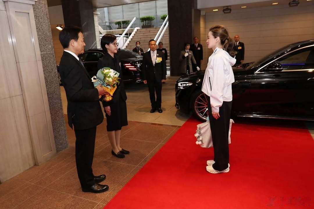 泰国王室 🇹🇭10月20日，苏提达王后离开北海道札幌下榻的札幌洲际酒店前往新