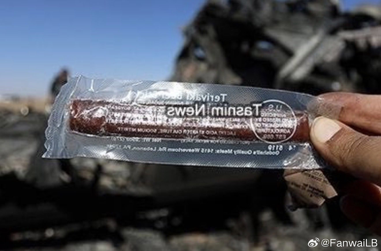 卫队打扫美国特朗普总统逃跑的现场，发现的东西。一些美帝快餐，还有一条疑似内裤。烽