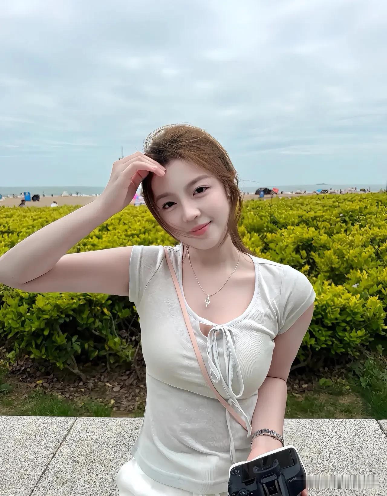 少女心是藏在时光里的甜点
指尖的星光，裙摆的微风，  
每个瞬间都闪着粉色的光晕