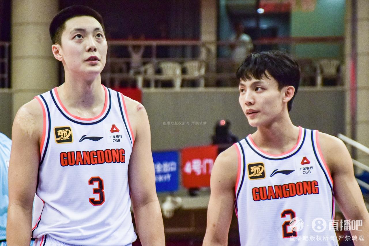 徐杰得分没有篮板球多，被胡明轩取代首发，他跟麦考尔都需要雄起


徐杰今天太菜，